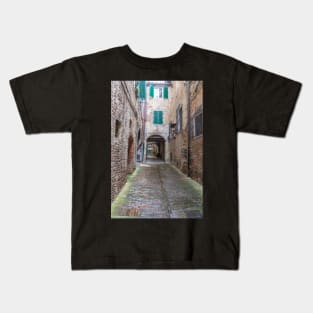 Siena narrow street view Kids T-Shirt